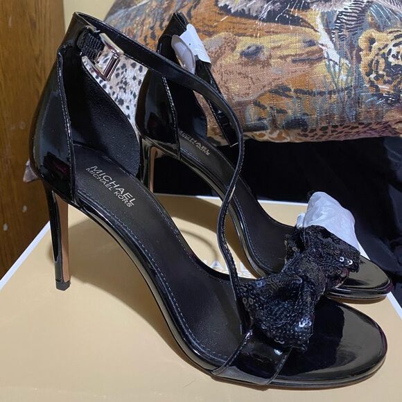 Michael Kors Paris Sandal Black Patent Heel Open Toe Sequin Bow Women sz 6 Mk - Picture 2 of 5
